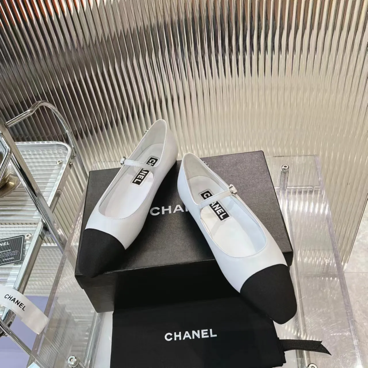 👟👟Ex-factory price 520👟👟 (Top version) CHANEL 24P early spring new trapezoidal toe high-heeled shoes, high version of one-strap, pointed square toe, color-blocked Mary Jane shoes, Xiaoxiang𝐂's two most popular shoes this year are these small silver shoes and big-toe shoes. It is difficult to find these shoes in the counter. It breaks the conventional pointed square toe design and gives people a refreshing feeling. I thought it was good-looking. Only when you put it on your feet will you know how easy it is to wear. It is really special and fashionable. The side rhinestones 𝐋𝐨𝐠𝐨 are very eye-catching. The smooth shoe shape is full of high-end feeling. I can think of countless outfits at the moment. Upper: imported cowhide/metallic film grain leather. Foot pad: sheepskin. Lining: sheepskin. Sole: Italian genuine leather outsole. Heel height: 1cm. Color: white/silver/black/pink. 4 colors size: 35-40 (41 made to order, non-refundable and non-exchangeable)